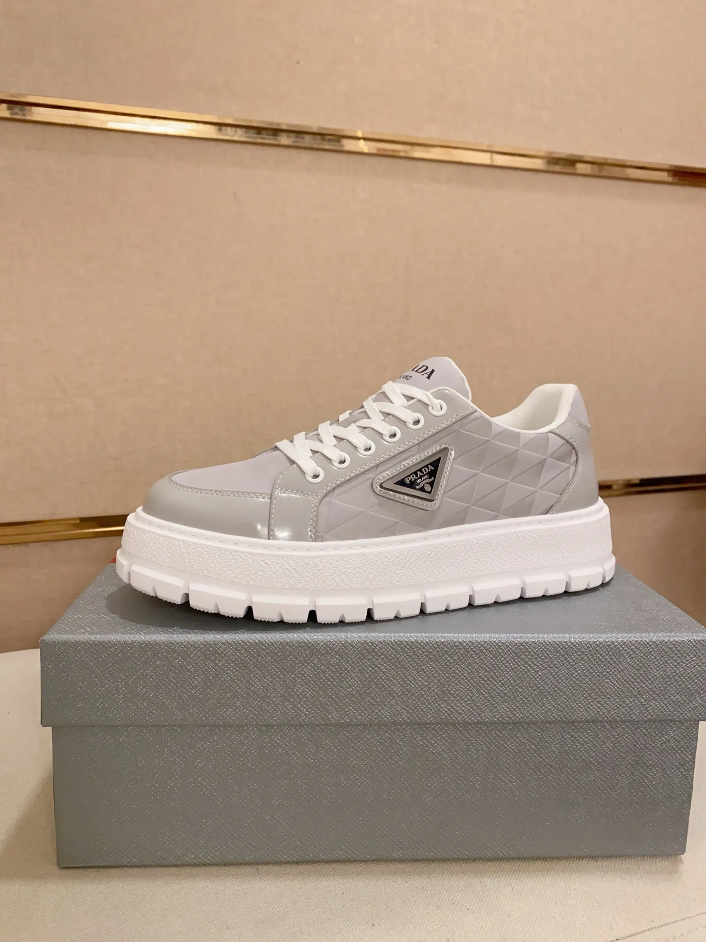 Men's shoes 💰 580💰 ✔️✔️✔️Higher version High-quality new PRADA (Prada) counters are launched simultaneously. The new men's shoes and 😘 fabrics are made of high-tech glue-spraying technology. Lining: Full cowhide lining. 👍🏿 High-end ☄️ Air-cushion molded anti-slip foam outsole, exquisite lines, simple and elegant, comfortable and high-end for leisure travel. Code number: 38 to 44 (45 can be customized and cannot be returned or exchanged)